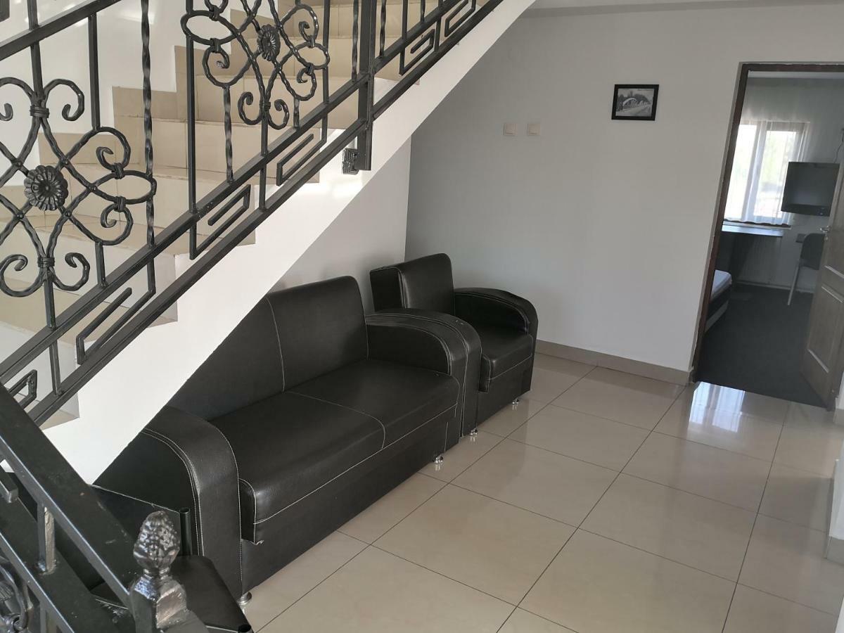 Pensiunea Platinum Targu Jiu Exterior photo